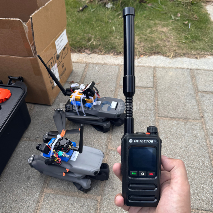 1.5-2KM FPV cầm tay Máy dò máy bay không người lái Khám phá 800 ̇1500MHz、2400 ̇2485MHz、5725 ̇5850MHz 1