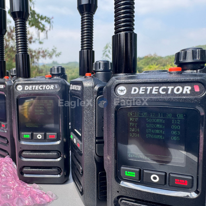 1.5-2KM FPV cầm tay Máy dò máy bay không người lái Khám phá 800 ̇1500MHz、2400 ̇2485MHz、5725 ̇5850MHz 0
