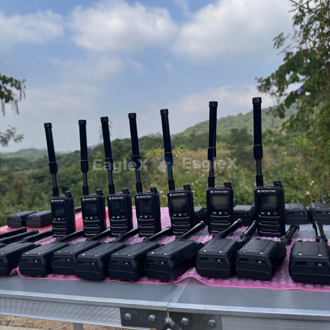 1.5-2KM FPV cầm tay Máy dò máy bay không người lái Khám phá 800 ̇1500MHz、2400 ̇2485MHz、5725 ̇5850MHz 2