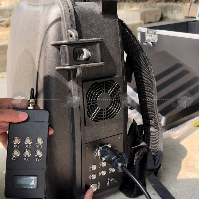 1.5KM-2KM Backpack Drone Jammer Dải tần số 860MHz-930MHz 0
