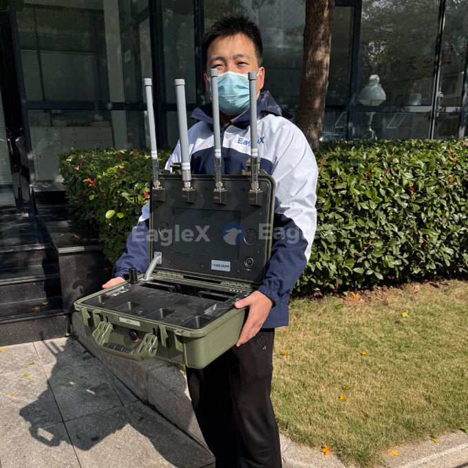8-10KM FPV UAV Drone Detection Range Máy dò máy bay không người lái cầm tay với vị trí phi công thời gian thực 2